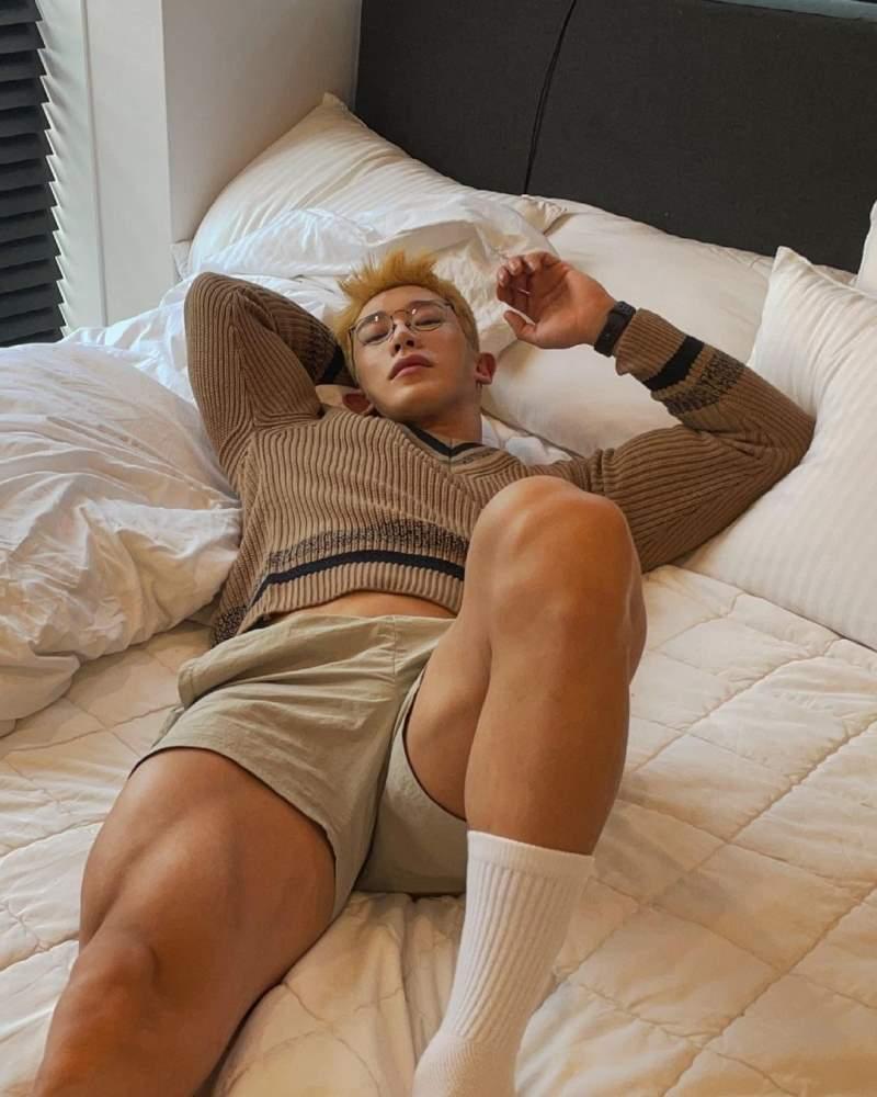 Nam idol Hàn đăng ảnh giường chiếu, khoe luôn bộ phận nhạy cảm-5
