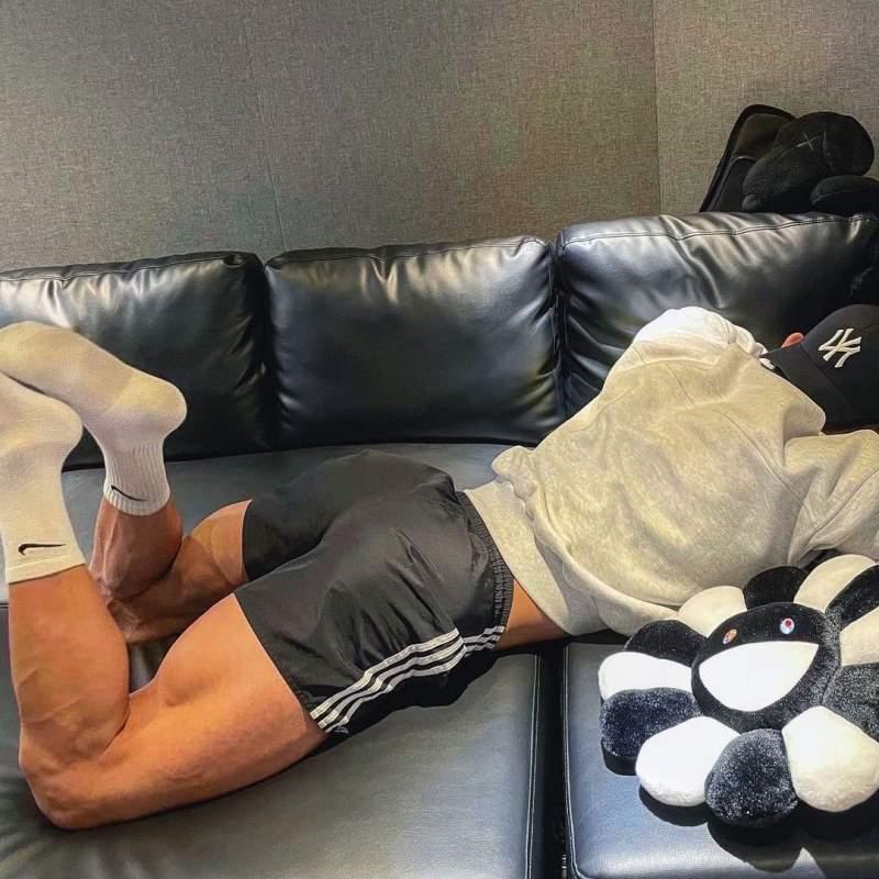 Nam idol Hàn đăng ảnh giường chiếu, khoe luôn bộ phận nhạy cảm-9