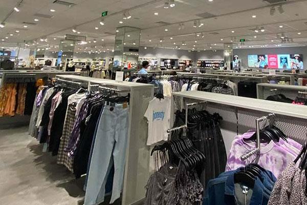 Khách hàng thưa thớt tại store H&M sau làn sóng tẩy chay-6