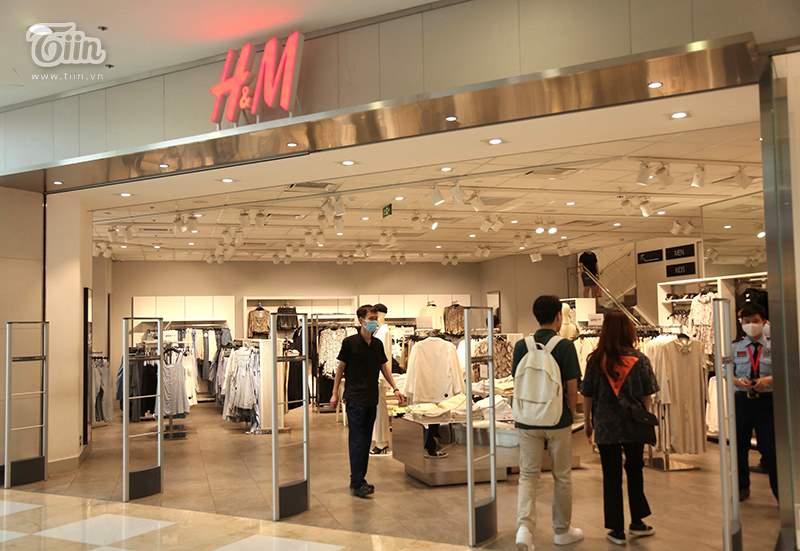 Khách hàng thưa thớt tại store H&M sau làn sóng tẩy chay-2