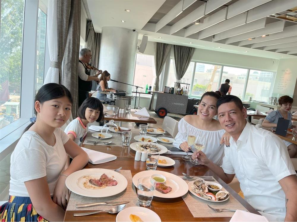 Ngoại hình Bình Minh mất phong độ trước vợ hơn tuổi-9