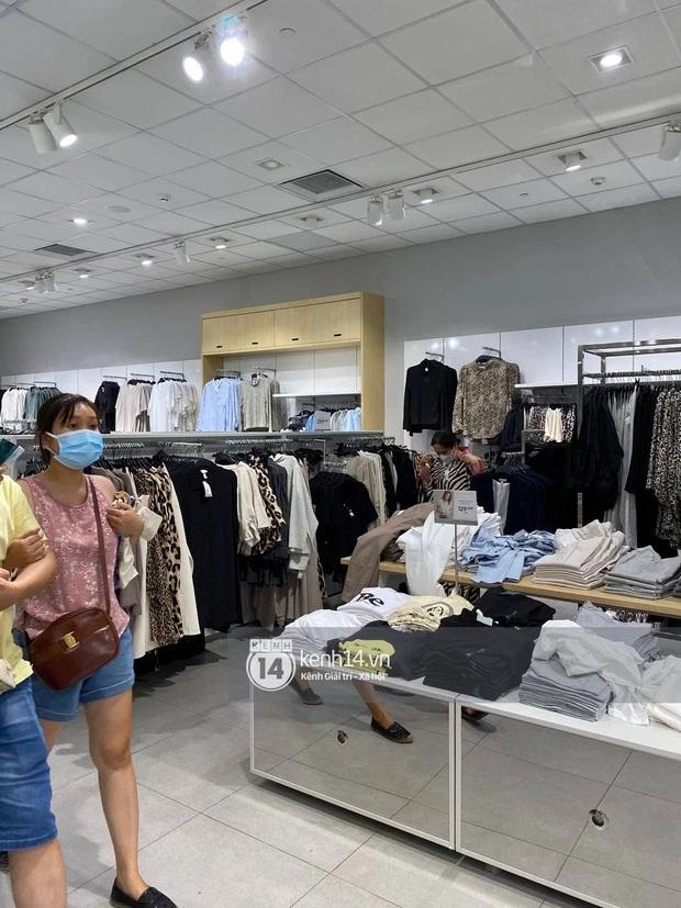 Loạt store H&M Việt Nam lúc này: Hà Nội khá vắng vẻ, TP.HCM vẫn đông đúc-5