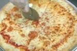 Màn cắt pizza gây hoang mang: Cắt thế này thì ăn đến bao giờ mới hết?