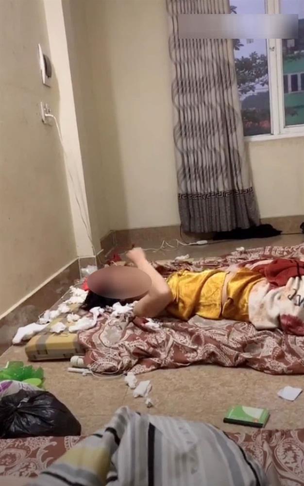 Xôn xao cô gái trẻ thất tình, nằm giữa phòng liên tục dùng tay đấm ngực-1
