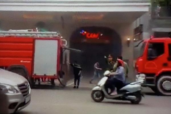 Cháy lớn tại cửa hàng bỉm, cặp vợ chồng và con nhỏ nghi mắc kẹt bên trong-7