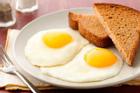 Dùng dầu nóng hay lạnh để ốp trứng, nhiều người làm sai nên trứng hay sát chảo