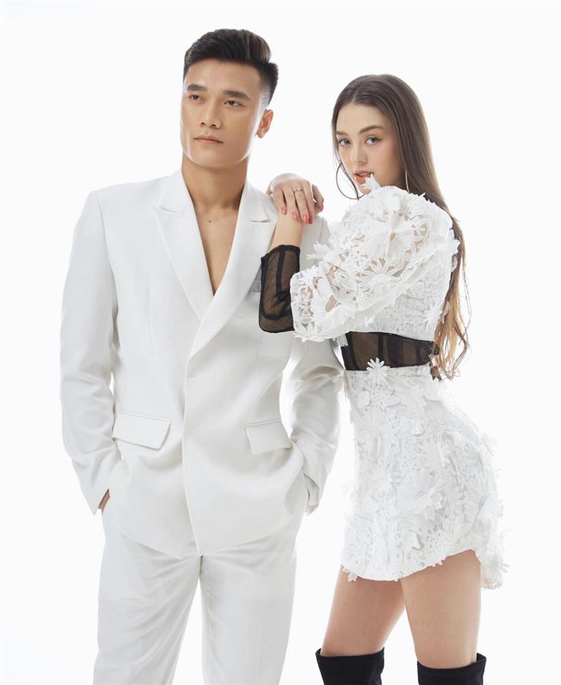 Bùi Tiến Dũng cưỡi siêu xe mà đi đôi dép bị chê quá phèn-4