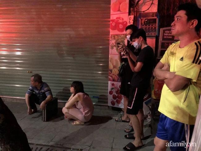 Cháy lớn tại cửa hàng bỉm, cặp vợ chồng và con nhỏ nghi mắc kẹt bên trong-3