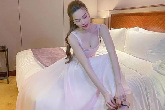 Hồ Ngọc Hà khoe sắc rực rỡ, vòng 1 gợi cảm chiếm spotlight