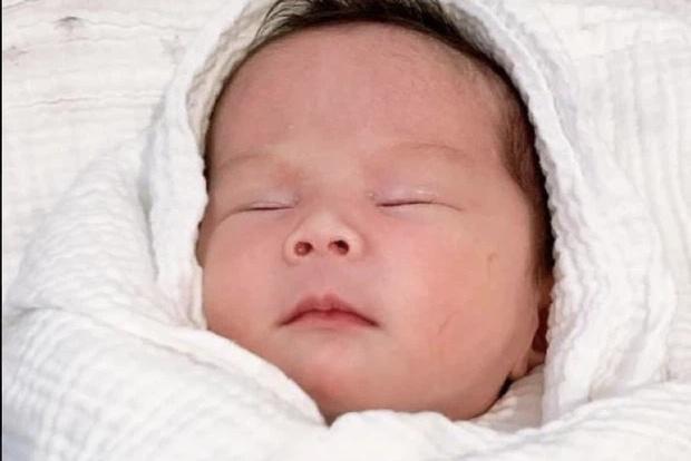 Con gái 1 tháng tuổi của An Nguy đẹp như tranh vẽ-5