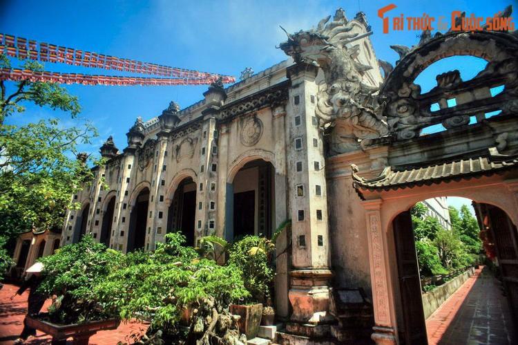 Nét đặc sắc nhất của chùa Cổ Lễ là việc áp dụng những yếu tố kiến trúc Gothic giống như các nhà thờ Công giáo có khá nhiều ở khu vực lân cận, thể hiện rõ nét ở các các cột và vòm cửa tròn.