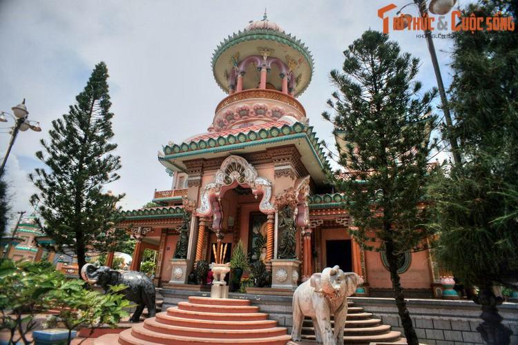 Nằm ở thành phố Châu Đốc, tỉnh An Giang, chùa Tây An được du khách gần xa biết đến với kiến trúc kết hợp phong cách nghệ thuật Ấn Độ - vùng đất được người Việt xưa gọi là xứ Tây Phương - và kiến trúc cổ dân tộc Việt.