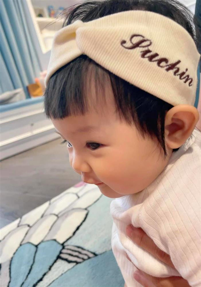 Chơi như vợ chồng Cường Đô La: In tên con từ băng đô tới xế hộp-1