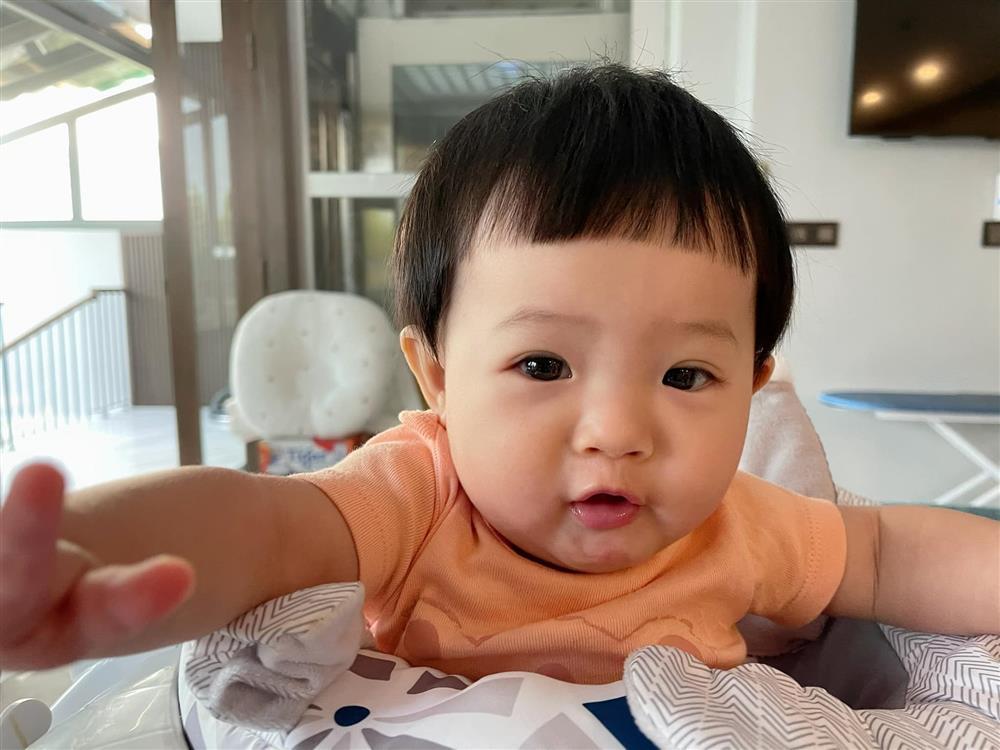 Chơi như vợ chồng Cường Đô La: In tên con từ băng đô tới xế hộp-7