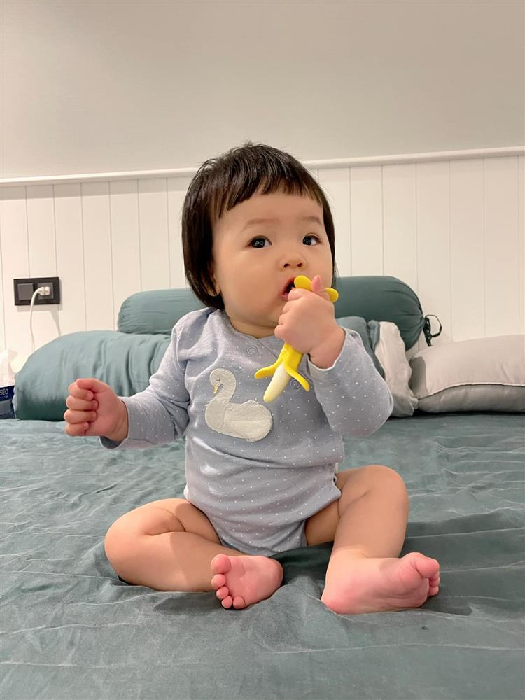 Chơi như vợ chồng Cường Đô La: In tên con từ băng đô tới xế hộp-8