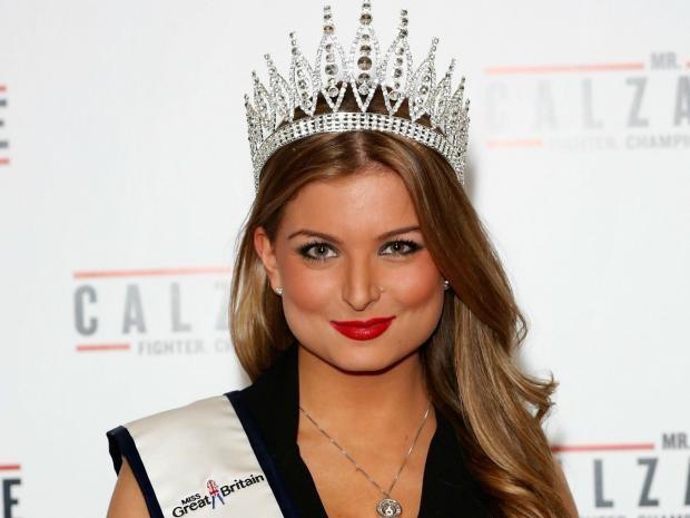 Một năm sau đăng quang, Zara Holland - người đẹp đăng quang Miss Great Britain 2015 - chính thức bị tước vương miện. Cụ thể, khi tham dự show thực tế Love Island, Holland đã ân ái với bạn chơi ngay trên sóng truyền hình. Đây chính là quyết định sai lầm nhất trong sự nghiệp của cô. Sau đó, người đẹp đã khóc nhiều vì sự cố.