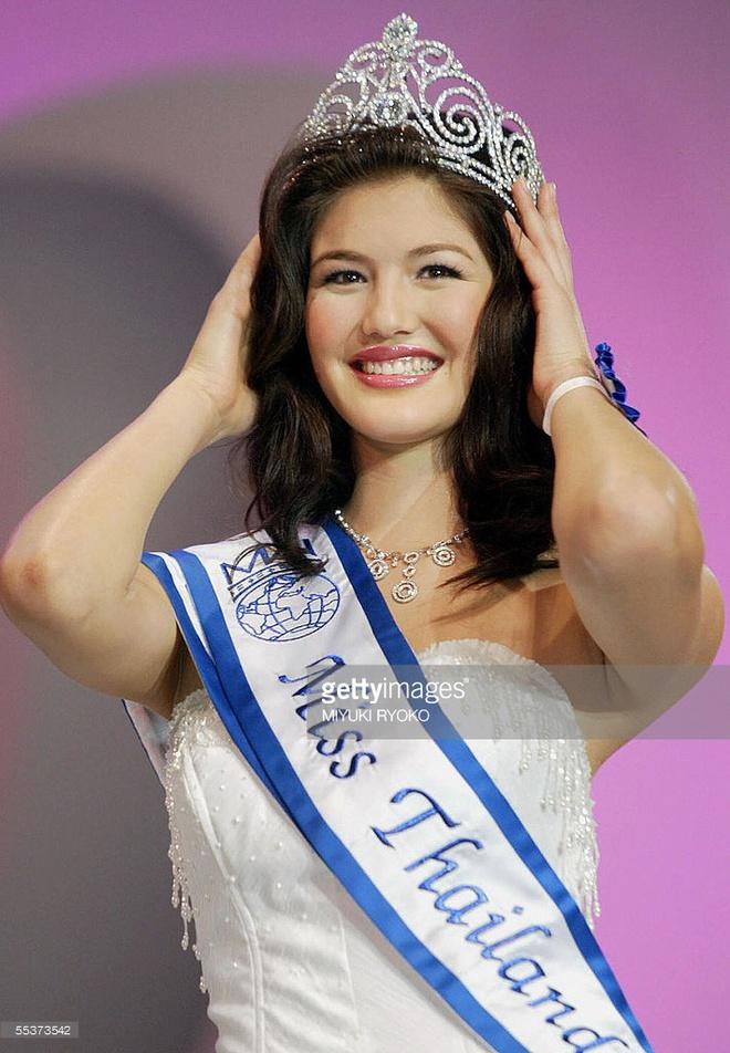 Sau khi đăng quang Hoa hậu Thế giới Thái Lan 2005, Atchara McKay được kỳ vọng là gương mặt vàng của quốc gia tham dự đấu trường nhan sắc quốc tế. Tuy nhiên, chỉ thời gian ngắn sau, cô lộ ảnh nóng trong quá khứ. Người đẹp từng đóng phim cấp 3 và phải nhận về nhiều điều tiếng. Vụ việc này khiến McKay buộc phải trả lại ngôi vị cho ban tổ chức. Sau đó, Á hậu 1 Sirinda Jensen trở thành hoa hậu. Đây cũng là bê bối hy hữu trong lịch sử cuộc thi sắc đẹp danh giá hàng đầu Thái Lan.