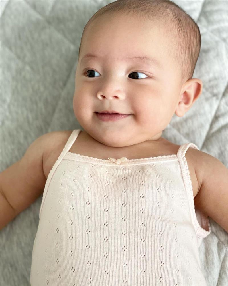 Đứng hình 5s với góc nghiêng của con gái Hồ Ngọc Hà-7