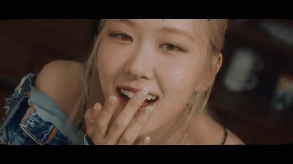 Rosé quằn quại chà sàn vẫn hớn hở trong Gone: Tình đã chết mà tươi quá!-12