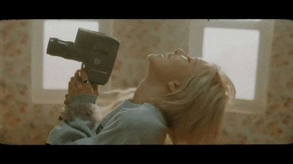 Rosé quằn quại chà sàn vẫn hớn hở trong Gone: Tình đã chết mà tươi quá!-14