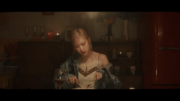 Rosé quằn quại chà sàn vẫn hớn hở trong Gone: Tình đã chết mà tươi quá!-6