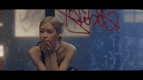 Rosé quằn quại chà sàn vẫn hớn hở trong Gone: Tình đã chết mà tươi quá!-8