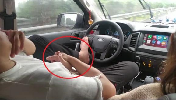 Clip: Tài xế dùng chân lái xe vì tay bận âu yếm bạn gái-1