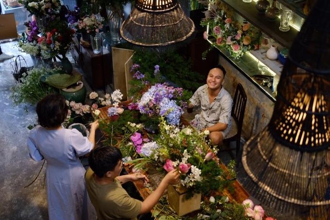 Đến quán cà phê đẹp ở Sài Gòn mà khách chỉ mải ngắm hoa là sao?-1