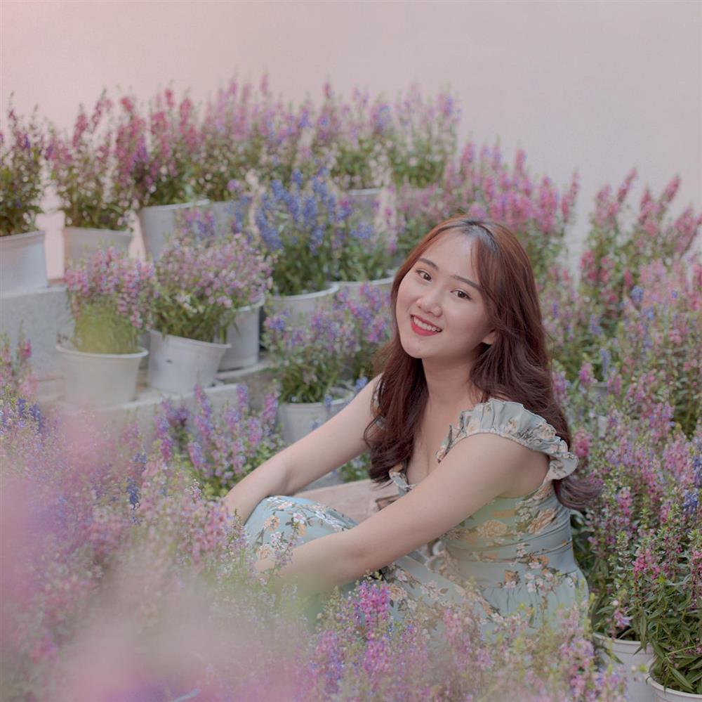 Đến quán cà phê đẹp ở Sài Gòn mà khách chỉ mải ngắm hoa là sao?-6