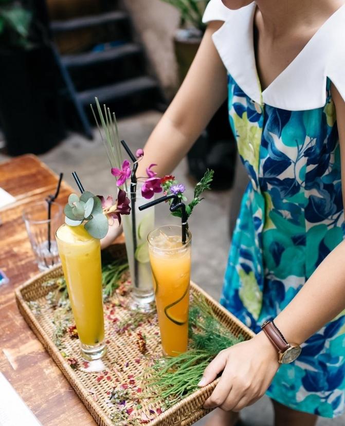 Đến quán cà phê đẹp ở Sài Gòn mà khách chỉ mải ngắm hoa là sao?-4