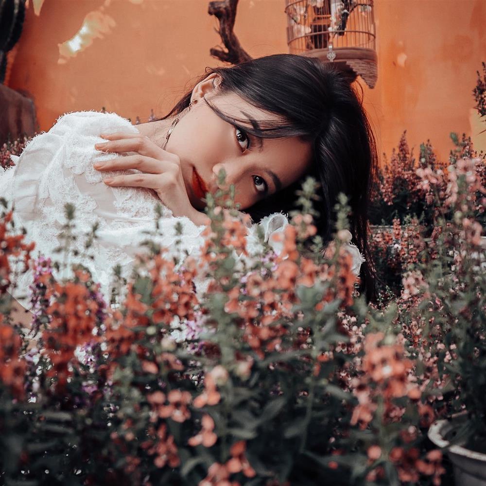 Đến quán cà phê đẹp ở Sài Gòn mà khách chỉ mải ngắm hoa là sao?-7