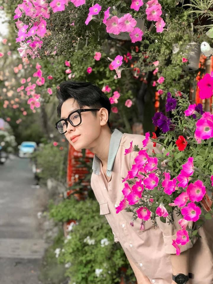 Đến quán cà phê đẹp ở Sài Gòn mà khách chỉ mải ngắm hoa là sao?-9