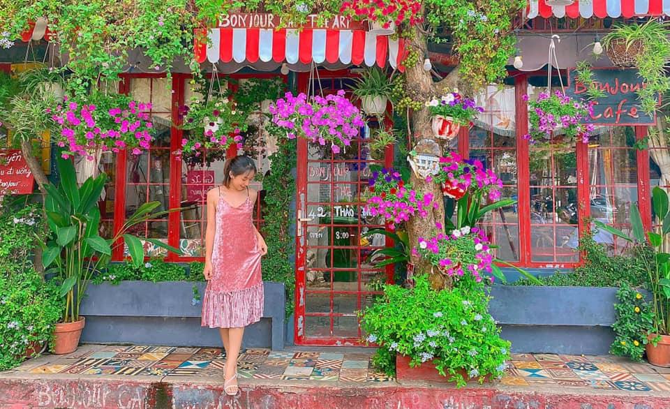 Đến quán cà phê đẹp ở Sài Gòn mà khách chỉ mải ngắm hoa là sao?-10