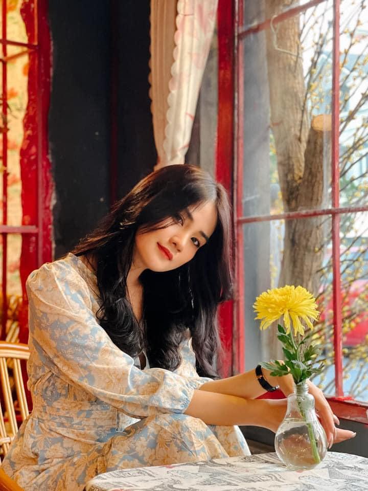 Đến quán cà phê đẹp ở Sài Gòn mà khách chỉ mải ngắm hoa là sao?-11