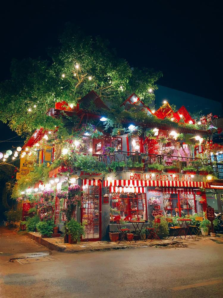 Đến quán cà phê đẹp ở Sài Gòn mà khách chỉ mải ngắm hoa là sao?-12