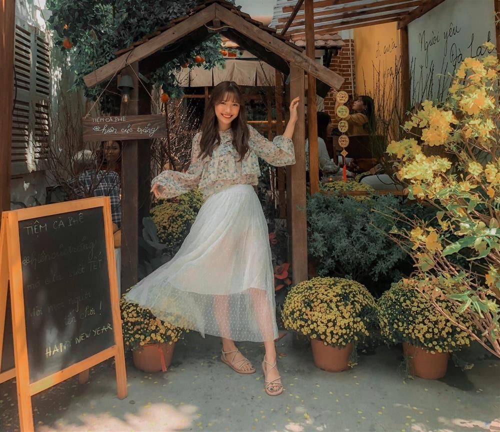 Đến quán cà phê đẹp ở Sài Gòn mà khách chỉ mải ngắm hoa là sao?-13