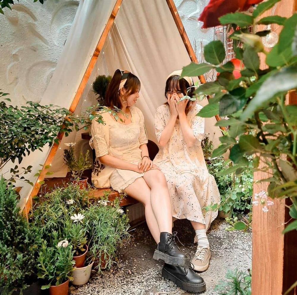 Đến quán cà phê đẹp ở Sài Gòn mà khách chỉ mải ngắm hoa là sao?-14