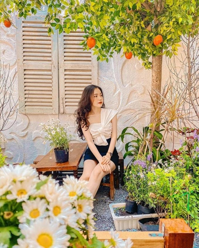 Đến quán cà phê đẹp ở Sài Gòn mà khách chỉ mải ngắm hoa là sao?-15