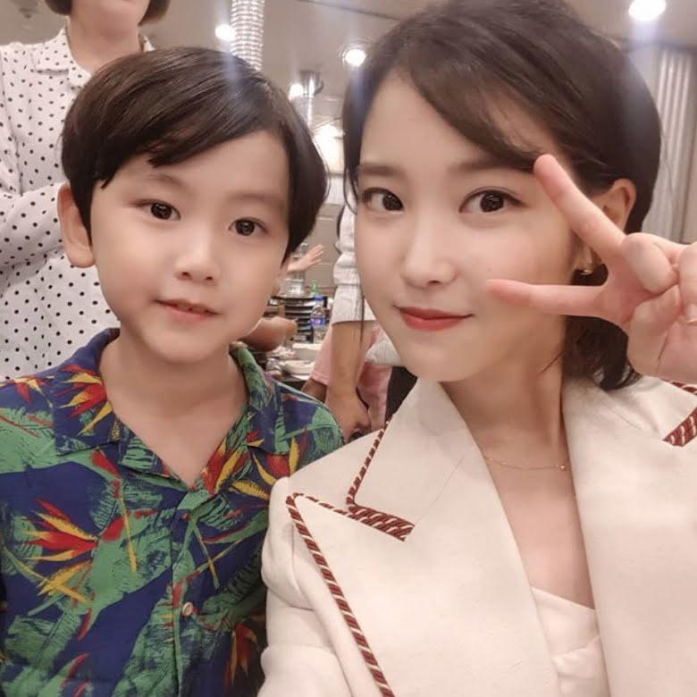 IU chụp chung với diễn viên nhí lộ rõ gương mặt bé tí như nắm tay-3