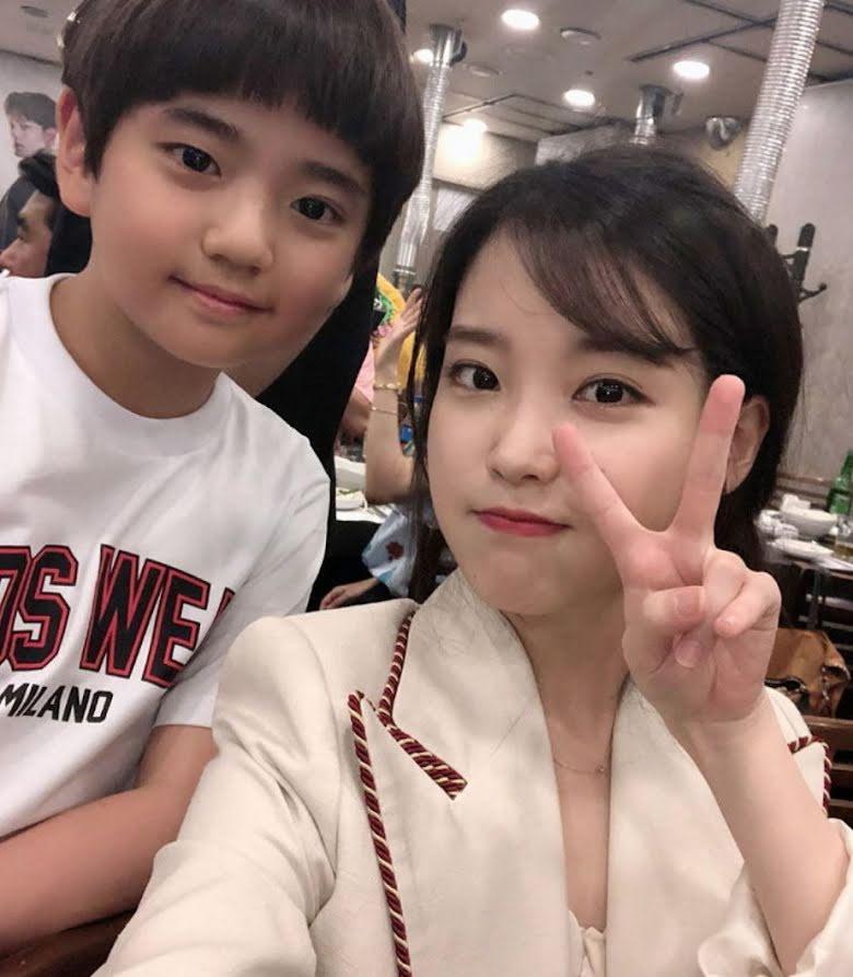 IU chụp chung với diễn viên nhí lộ rõ gương mặt bé tí như nắm tay-4