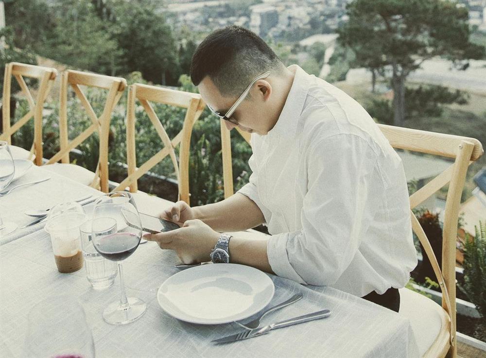 Vũ Khắc Tiệp khoe có bồ, nhưng đăng ảnh với Ngọc Trinh là ý gì?-3