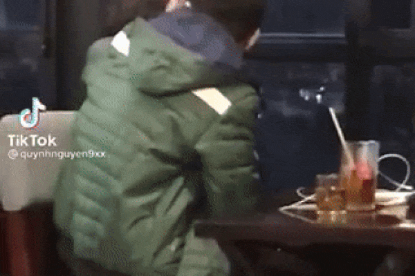 Đôi trẻ diễn cảnh 18+, khách bàn bên: Phải con tôi thì bê xê lết rồi-1