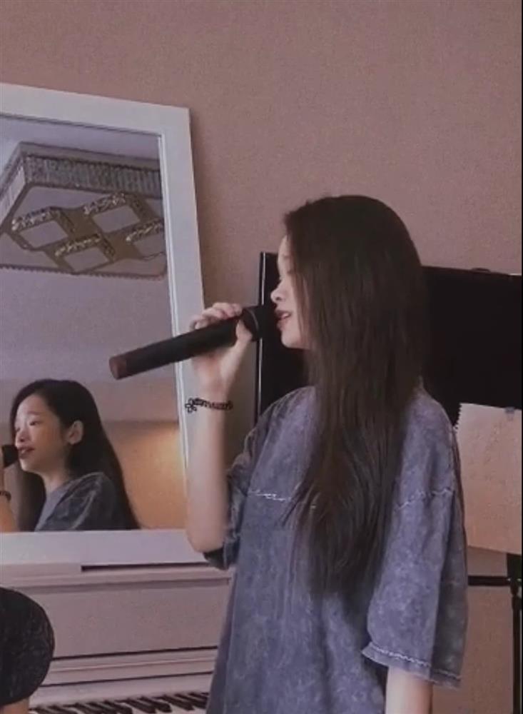 Linh Ka khoe giọng nuột với bản hit Hà Anh Tuấn, sắp có thêm hot girl cầm mic?-1