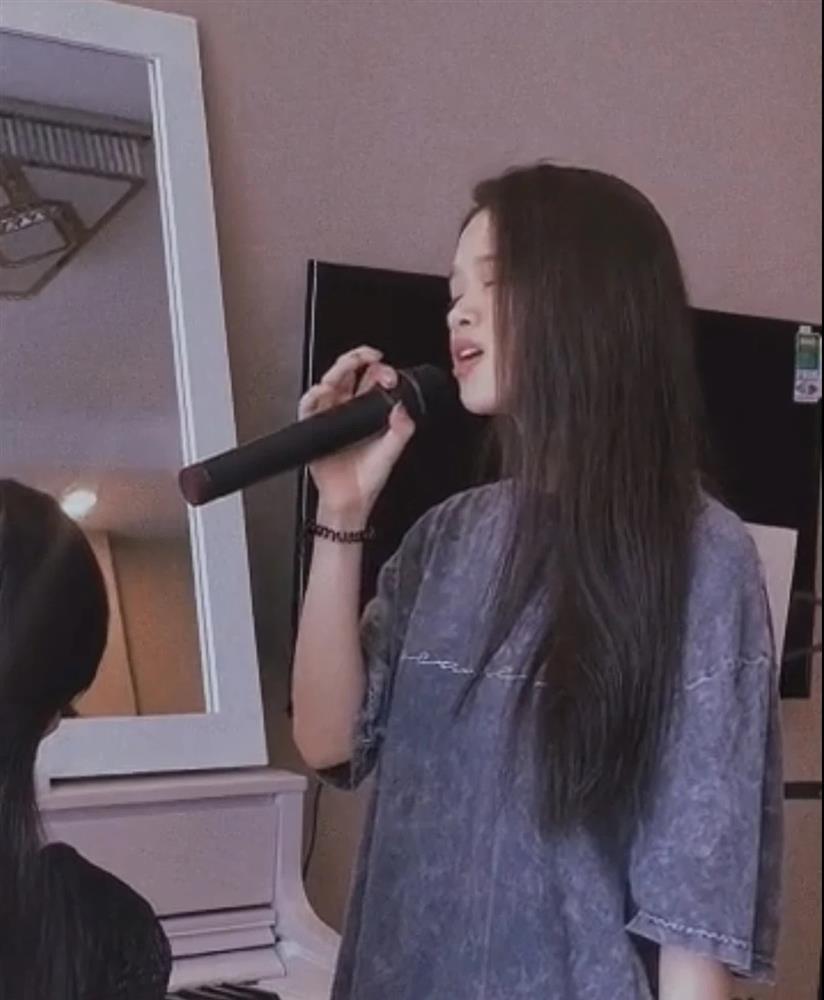 Linh Ka khoe giọng nuột với bản hit Hà Anh Tuấn, sắp có thêm hot girl cầm mic?-2