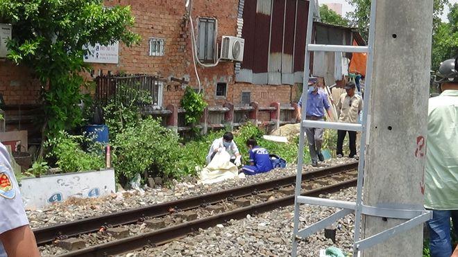 Lao vào đường ray, người phụ nữ bị tàu lửa đâm đứt 2 chân-2