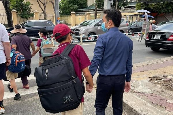 Bóc giá xế độ giá hơn 200 chai Cường Đô La chở vợ con đi dạo-4