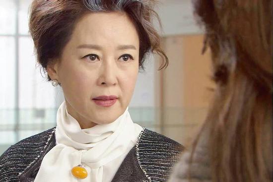 Mẹ chồng hùng hổ tuyên bố 'đưa thẻ lương đây' và kết quả khiến bà méo mặt