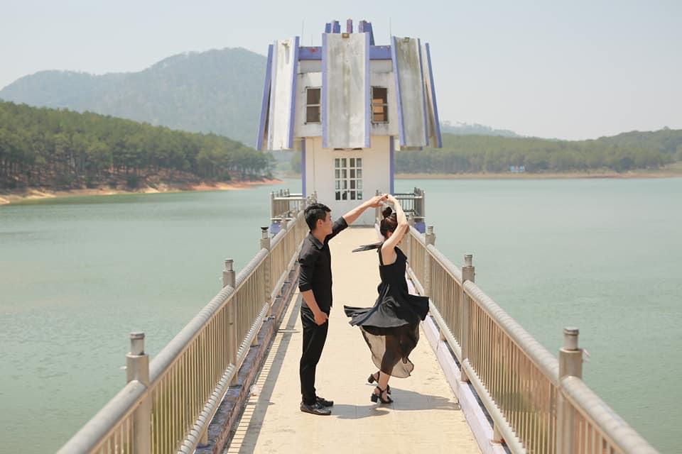 Để chứng minh lời nguyền chia tay là sai, cặp đôi 9x chạy xe 8 tiếng đến Đà Lạt chụp ảnh cưới-2