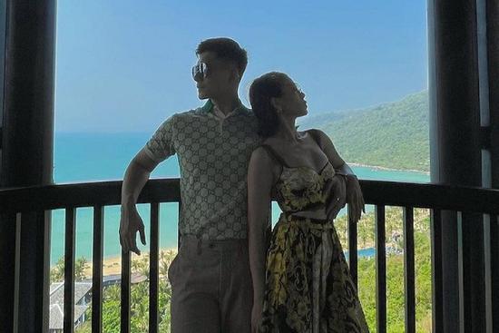 Lâm Bảo Châu bị soi 'bàn tay hư' trên cơ thể Lệ Quyên