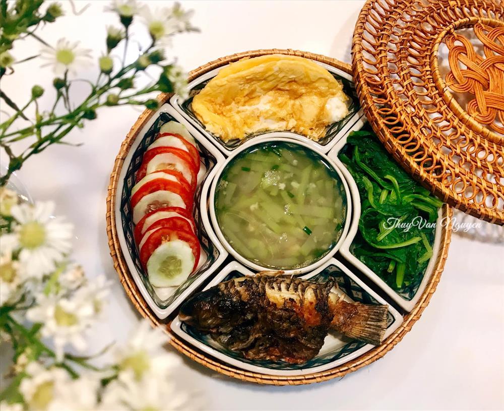 Vợ đảm chiều chồng bằng mâm cơm sắc màu tựa khay mứt kẹo ngày Tết-2